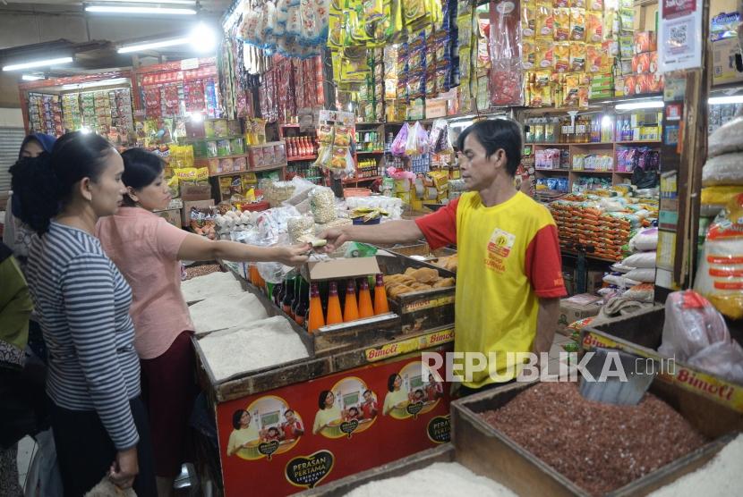 Harga Sembako Masih Stabil. Pedagang melayani pembeli di kios sembako di Pasar Tradisional, Jakarta, Ahad (27/5).