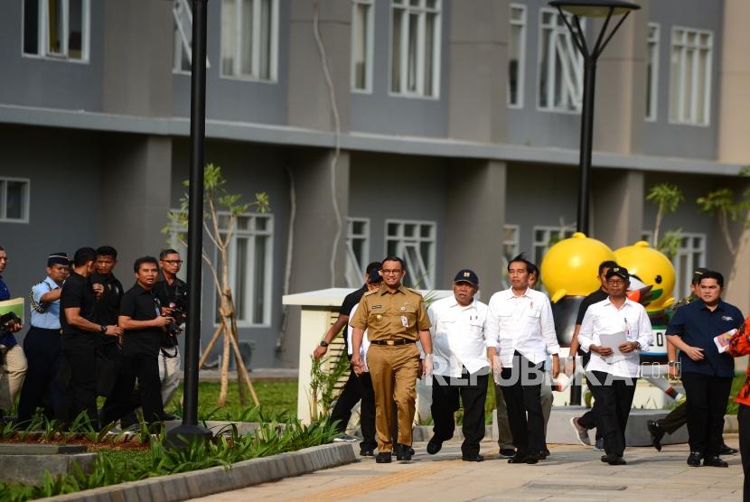 Tinjau Kesiapan Wisma Atlet. Presiden Joko Widodo (tengah) bersama Gubernur DKI Jakarta Anies Baswedan (kiri), Menteri PUPR Basuki Hadimuljono (kedua kiri), dan Ketua INASGOC Erick Thohir (kanan) meninjau kesiapan Wisma Atlet Asian games 2018 di Kemayoran, Jakarta, Senin (26/2).