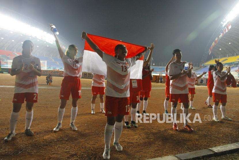 Kalah Melawan Cina Taipe. Timnas Sepak Bola Putri Indonesia mengucapkan terima kasih kepada suporter usai melawan Cina Taipe pada pertandingan cabang Sepak Bola Putri Asian Games 2018 di Stadion Jakabaring, Palembang, Ahad (19/8).