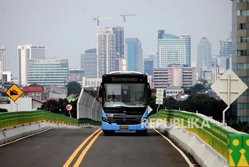 Bus Transjakarta Koridor 13 Tendean-Ciledug melintasi halte CSW di Jakarta Selatan, Selasa (17/4).