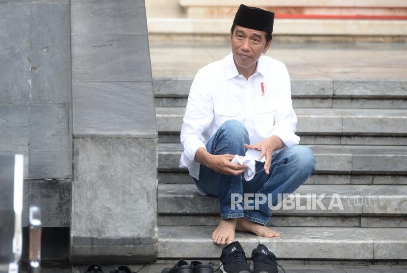 Ziarah Makam Bung Karno. Presiden Joko Widodo usai berziarah ke makam Bung Karno di sela kunjungan kerja di Blitar, Jawa Timur, Kamis (3/1/2019).