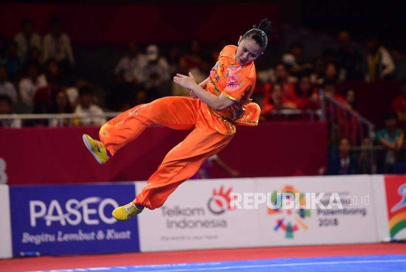 Penampilan Atlet Wushu Indonesia  Felda Elvira Santoso dalam pertandingan Cabang   Wushu Chanquan  Putri Asian Games 2018 di Jie Expo Kemayoran, Jakarta, Minggu (19/8).