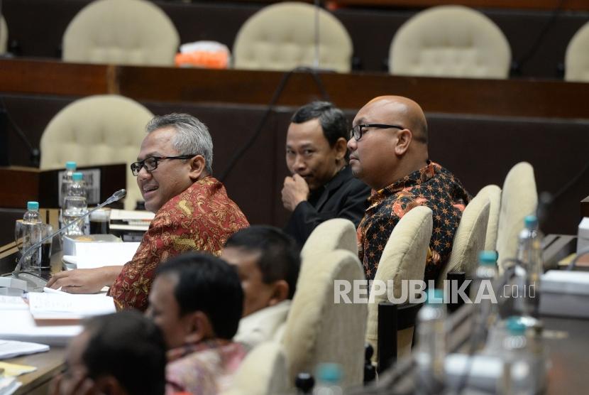 Pembahasan Terkait Daerah Pemilihan. Ketua KPU Arief Budiman mengikuti rapat dengar pendapat bersama Komisi II DPR RI di Komplek Parlemen Senayan, Jakarta, Senin (26/3).
