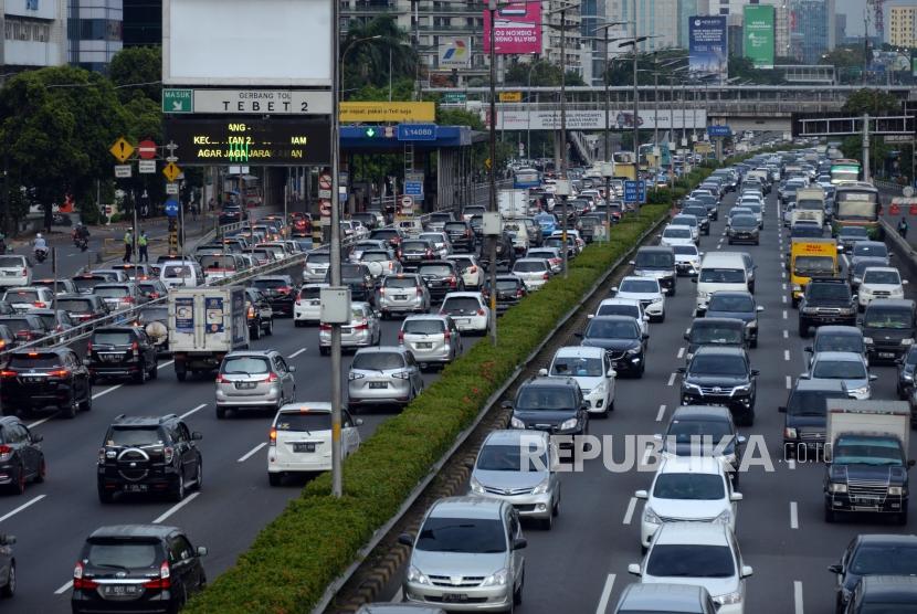 Sejumlah kendaraan melintasi ruas tol dalam kota di Jalan Letjen MT Haryono, Tebet, Jakarta Selatan, Selasa (5/12).