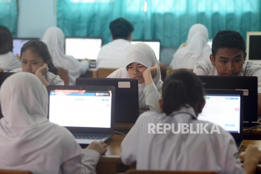 Sejumlah pelajar saat melaksanakan Ujian Nasional Berbasis Komputer (UNBK) SMP, Senin (22/4).