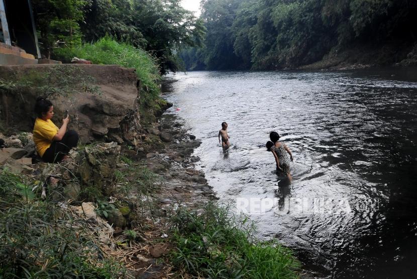 Aliran Sungai Cilwung Surut. Sejumlah anak-anak bermain di aliran sungai Ciliwung yang surut di Depok, Jawa Barat, Kamis (4/7).