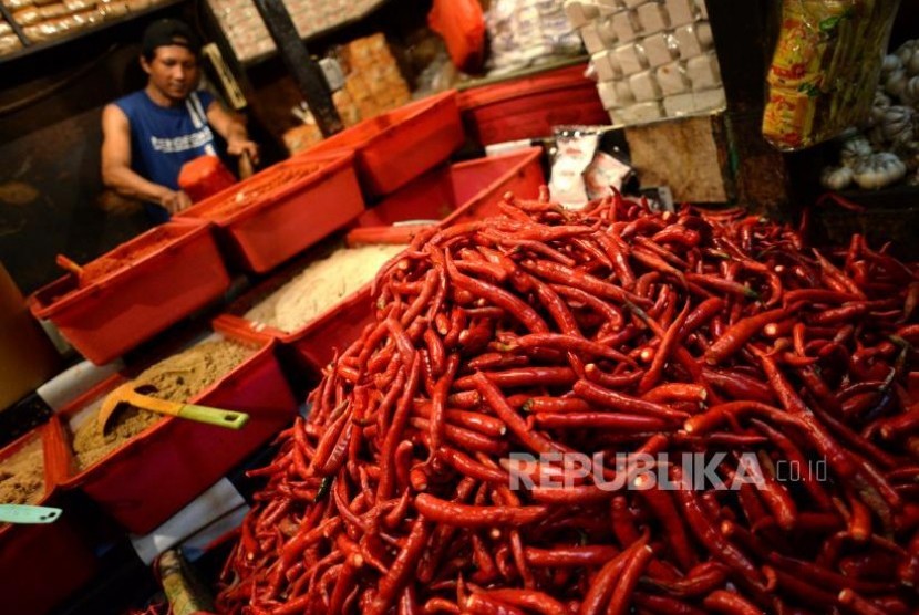 Cabai Merah Sumbang Inflasi Oktober. Cabai merah dijajakan oleh pedagang di Pasar Senen, Rabu (1/11).