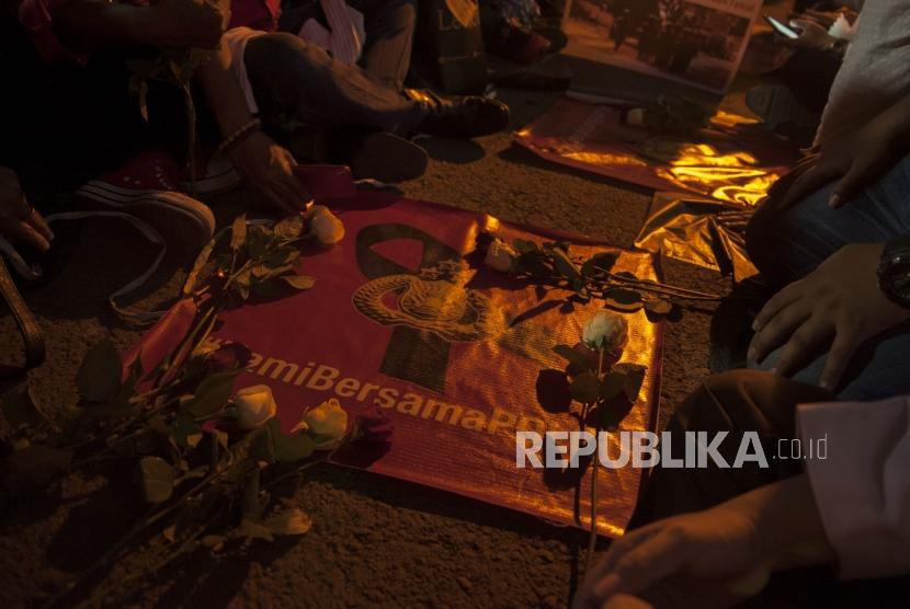 Spanduk Kami Bersama Polri dan bunga mawar dalam acara doa bersama di halaman depan mabes polri, Jakarta, Kamis (10/5) malam. Acara ini bertujuan untuk memanjatkan doa untuk para korban meninggal dalam kasus kerusuhan di Mako Brimob dan juga sebagai bentuk dukungan terhadap kepolisian dalam memberantas terorisme di Indonesia.