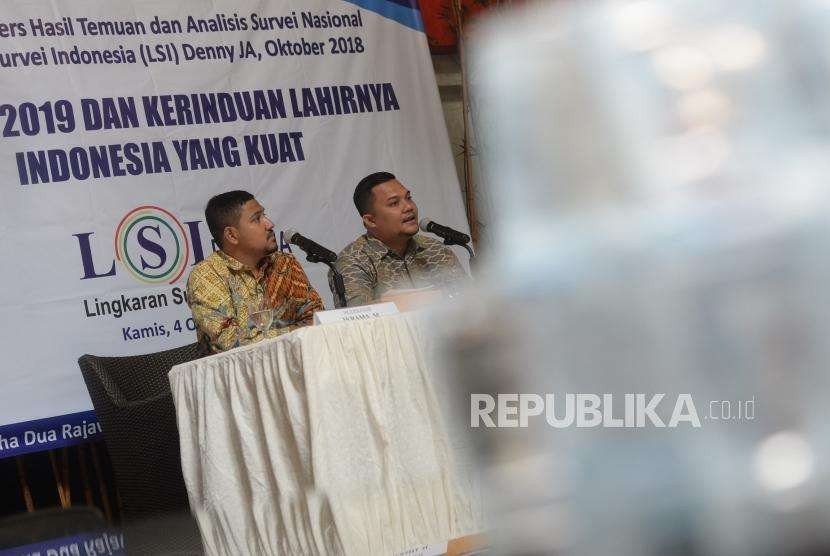 Survei Capres Berdasar Pancasila. Peneliti LSI Denny JA, Rully Akbar (kanan) bersama Ikrama M memberikan paparan hasil survei LSI di Jakarta, Kamis (4/10).