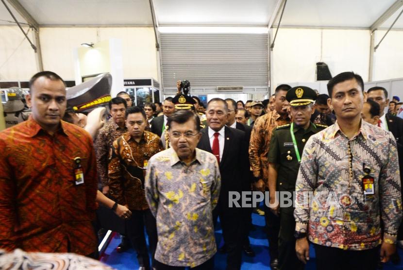 Vice President Jusuf Kalla (center) and Defense Minister Ryamizard Ryacudu take a tour around the Indo Defense 2018 Expo and Forum, at JIExpo Kemayoran, Jakarta, Wednesday (Nov 7).