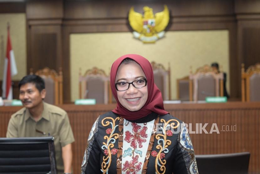 Terdakwa kasus suap PLTU Riau-1 Eni Maulani Saragih berjalan saat jeda sidang lanjutan di Pengadilan Tipikor, Jakarta, Selasa (4/12).