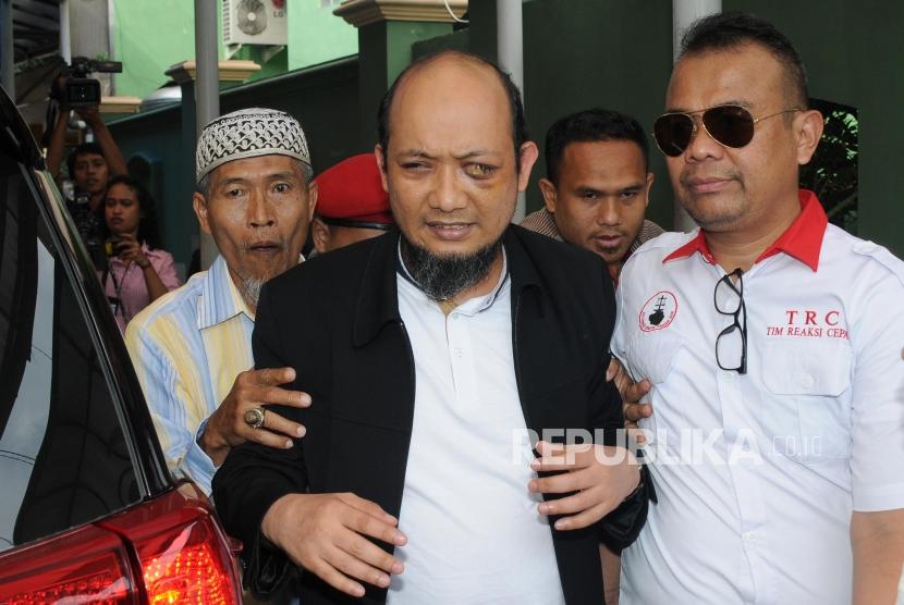 Penyidik Senior Komisi Pemberantasan Korupsi Novel Baswedan (tengah) tiba di Masjid dekat kediamannya di kawasan Kelapa Gading, Jakarta, Kamis (22/2).