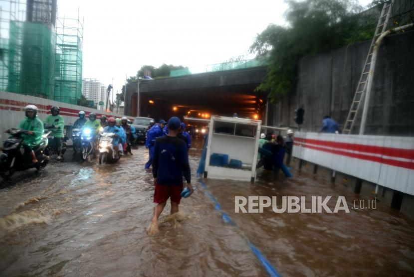 Petugas menyiapkan pompa untuk menyedot genangan air di terowongan Cawang, Jakarta, Selasa (12/12).