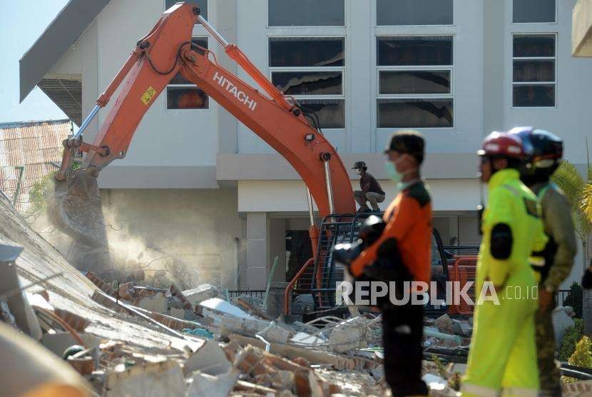 Sejumlah alat berat saat melakukan proses evakuasi korban yang tertimbun reruntuhan bangunan Hotel Roa Roa, Palu, Sulawesi Tengah, Senin (1/10).