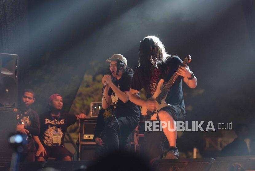 Penampilan band deadsquad dalam  acara hammersonic 2018 di  Pantai Karnaval Ancol, Jakarta, Senin (23/7).