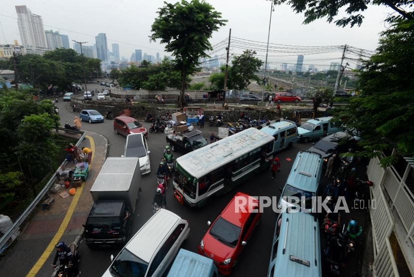 Sejumlah kendaraan terjebak kemacetan di kawasan Tanah Abang, Jakarta, Kamis (7/3).