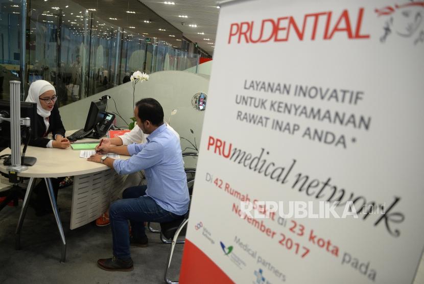 Pertumbuhan Asurasi Syariah. Petugas melayani nasabah di kantor layanan Asuransi Prudential Syariah, Jakarta, Rabu (14/3).