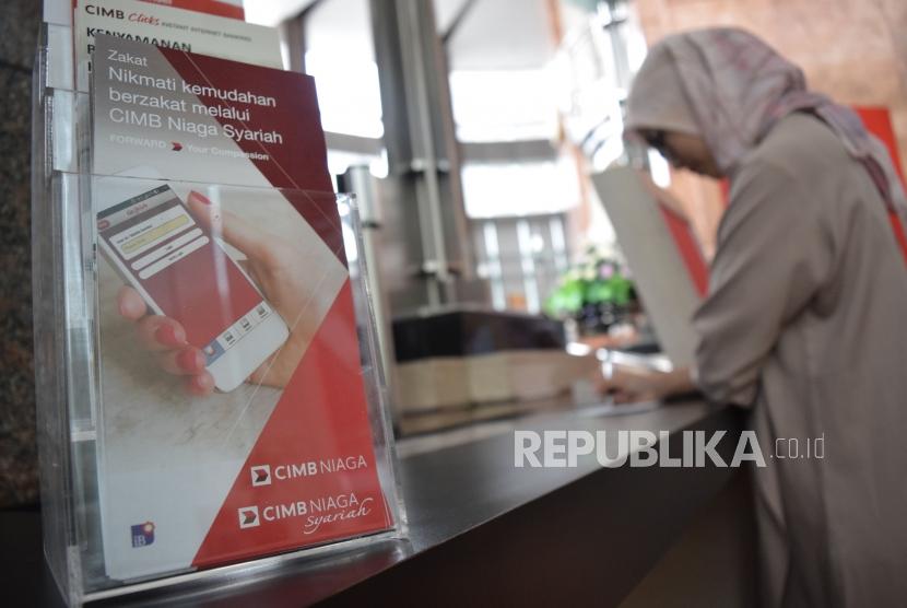 Nasabah melakukan transaksi di Bank CIMB Niaga Syariah, Jakarta, Rabu (7/11).