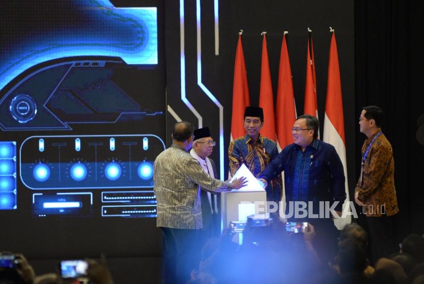 Presiden Joko Widodo (tengah) bersama dengan Menko Perekonomian Darmin Nasution (kiri), Ketua DSN-MUI KH Ma'ruf Amin (dua kiri), Menteri PPN/Kepala Bappenas Bambang Brodjonegoro (dua kanan) dan Direktur Eksekutif KNKS Ventje Rahardjo (kanan) saat peluncuran masterplan ekonomi syariah Indonesia 2019-2024 di Jakarta, Selasa (14/5).
