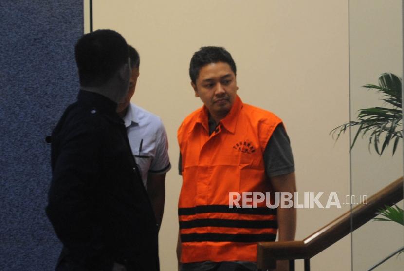 Wali Kota Kendari Adriatma Dwi Putra  mengenakan rompi orange usai diperiksa oleh KPK selama 1x 24 Jam di kantor Komisi Pemberantasan Korupsi, Jakarta, Kamis (1/3).