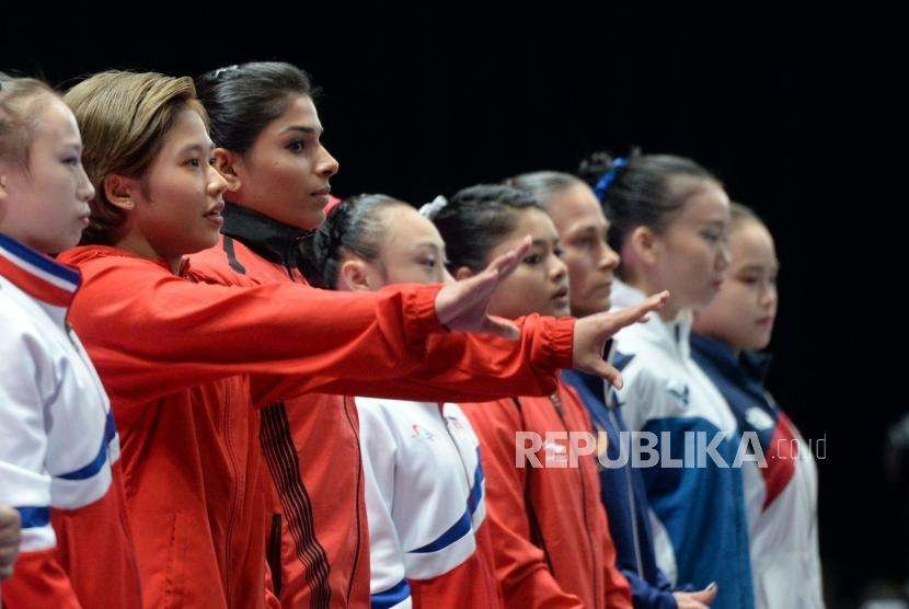 Pesenam putri Indonesia Rifda Irfanaluthfi memberikan salam. Rifda merupakan atlet DKI peraih medali pada Asian Games 2018.