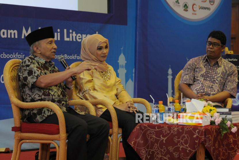 Politisi Amien Rais bersama Penulis Hanum Rais dan Kepala Republika Online Elba Damhuri (dari kiri) memaparkan pendapat saat peluncuran dan bedah novel I Am Sarahza pada acara Islamic Book Fair 2018 di Jakarta Convention Center, Jakarta, Jumat (20/4).
