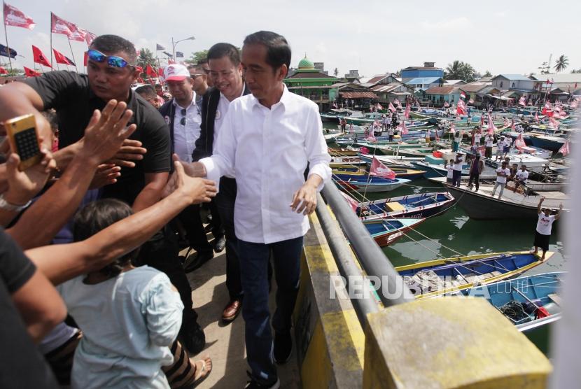 Presiden Joko Widodo menyapa para nelayan di Kampung Nelayan Manggar, Balikpapan, Kalimantan Timur, Kamis (28/3).