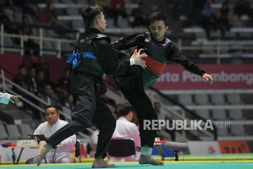 Pesilat Indonesia Abdul Malik (pita merah) bertanding melawan pesilat Vietnam Dinh Tuan Nguyen pada babar penyisihan cabang pencak silat putra kelas B 50-55 kg Asian Games 2018 di Padepokan Pencak Silat TMII, Jakarta, Kamis (23/8).