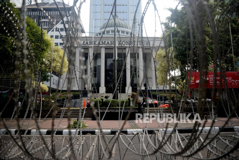 Petugas kepolisian berada di depan Gedung Mahkamah Konstitusi, Jakarta, Senin (24/6).