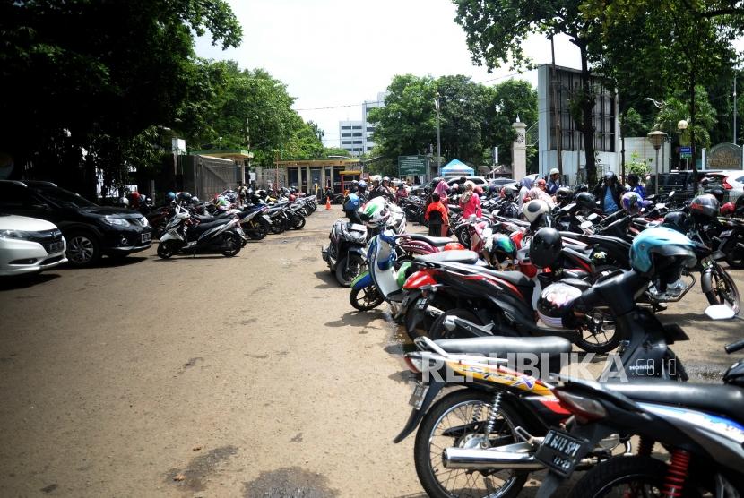 Parkir motor di halaman Masjid Istiqlal, Jakarta Pusat, Selasa (25/12).