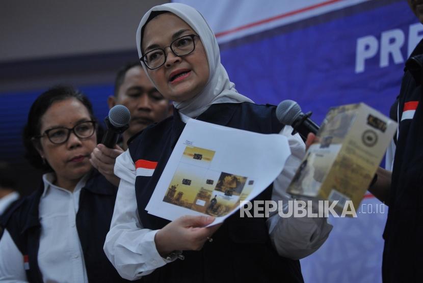 Kepala Badan Pengawas Obat dan Makanan Republik Indonesian (BPOM-RI) Penny K. Lukito menjelaskan kepada wartawan tentang temuan sejumlah makanan dan kopi dalam kemasan yang dinilai diedarkan secara ilegal di Jakarta, Senin (20/5).