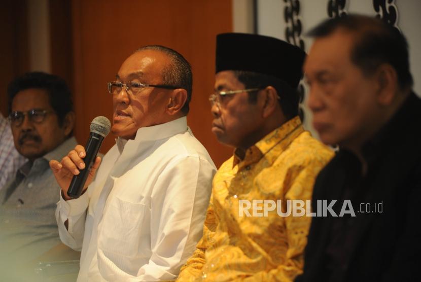 Ketua  Dewan Pertimbangan Partai Golongan karya Aburizal Bakrie (Kedua Kanan), PLT Ketua umum partai golongan karya Idrus Marham (Kedua kiri) sedang melakukan konferensi pers di Bakrie Tower, Kuningan, Jakarta, Jumat (24/11).