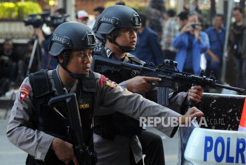 Sejumlah petugas Brimob berjaga pasca terdengar suara ledakan dari Mako Brimob, Kelapa Dua, Depok, Jawa Barat, Rabu (9/5).