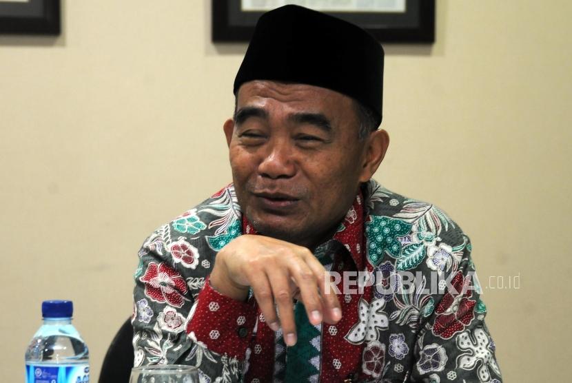 Menteri Pendidikan dan Kebudayaan Muhajir Effendy saat melakukan kunjungan di Kantor Republika, Jakarta, Selasa (2/1).