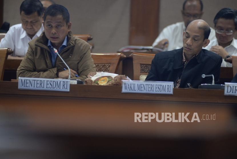 Menteri ESDM Ignasius Jonan (kiri) didampingi Wakil Menteri Archandra Tahar (kanan) menyampaikan pandangannya dalam rapat kerja dengan Komisi VII DPR di Kompleks Parlemen, Senayan, Jakarta, Selasa (5/6).