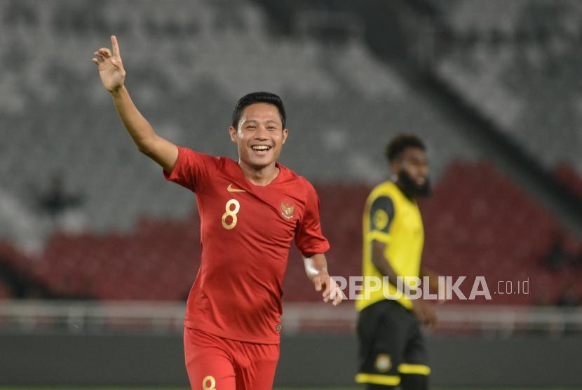 Pesepak bola Indonesia Evan Dimas Darmono selebrasi usai mencetak gol pada pertandingan persahabatan di Stadion Utama Gelora Bung Karno, Jakarta, Sabtu (15/6).