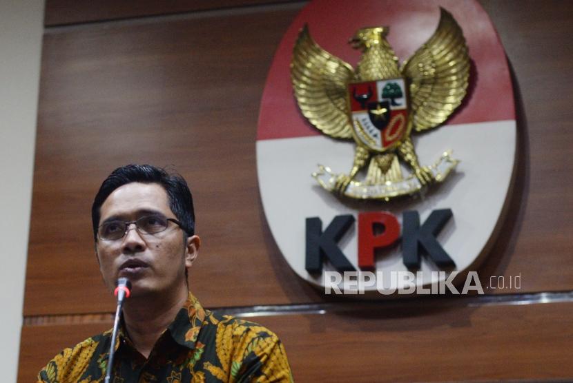 Juru bicara Komisi Pemberantasan Korupsi (KPK), Febri Diansyah memberikan keterangan dalam konferensi pers  terkait penetapan tersangka kasus  di Jakarta, Jumat (7/12).