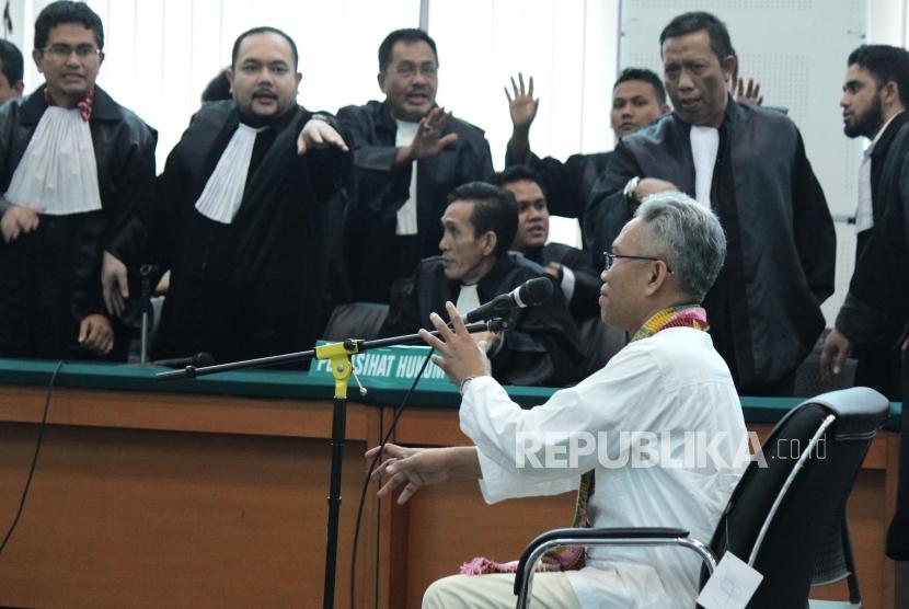 Terdakwa kasus pelanggaran Undang-Undang Informasi Transaksi Elektronik (ITE) Buni Yani pada sidang putusan, di Dinas Perpustakaan dan Kearsipan Kota Bandung, Selasa (14/11).