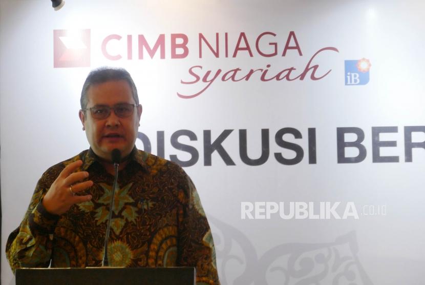 Direktur Syariah Banking CIMB Niaga Pandji P Djajanegara, sedang menampaikan paparannya pada acara Diskusi Bersama CIMB Niaga Syariah di Jakarta, Rabu (27/3).