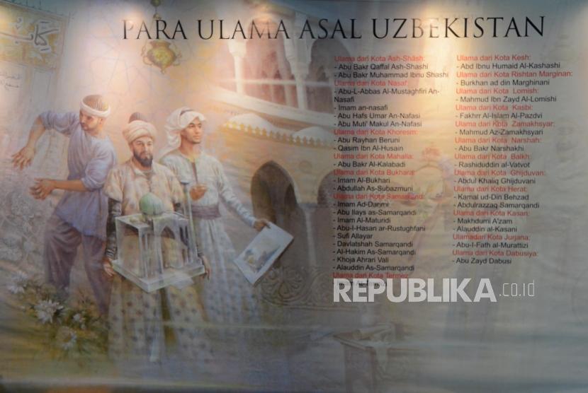 Sejumlah nama para ulama Uzbekistan dipajang saat acara pameran foto Uzbekistan di Gedung Bayt Al-Quran TMII, Jakarta, Jumat (8/2).