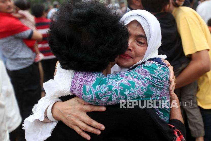 Jamaah Haji Indonesia tiba kembali di Tanah Air dan disambut haru dan bahagia oleh keluarganya. 
