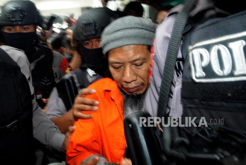 Terdakwa kasus terorisme Aman Abdurrahman usai menjalani sidang pembacaan tuntutan di Pengadilan Negeri Jakarta Selatan, Jumat (18/5).