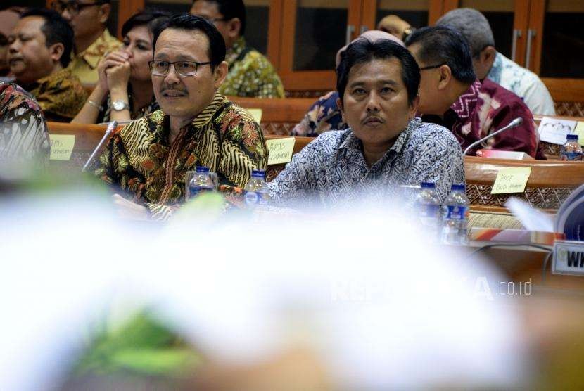 Dirut BPJS Kesehatan Fachmi Idris (kiri) mengikuti rapat kerja dengan Komisi IX DPR di Komplek Parlemen, Senayan, Jakarta, Senin (17/9).
