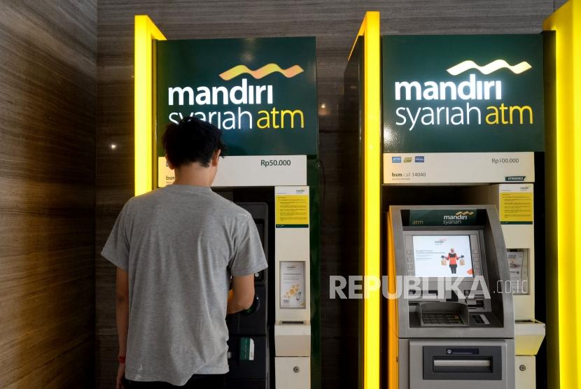 Nasabah melakukan transaks melalui ATM Bank Syariah Mandiri di Jakarta, Ahad (21/10).