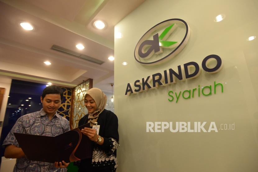 Karyawan melayani nasabah di Kantor Askrindo Syariah, Jakarta. ilustrasi