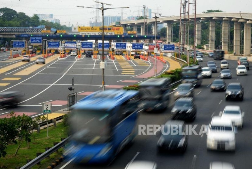 Sejumlah kendaraan melintasi gerbang tol Cililitan, Jakarta