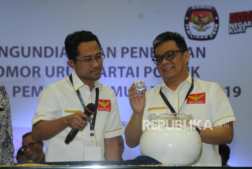Ketua Umum Partai Garuda Ahmad Ridha Sabana (kanan) melihat bola nomor urut undian saat acara Pengundian Nomor Urut Peserta Pemilu 2019 di Kantor KPU, Jakarta, Ahad (18/2).