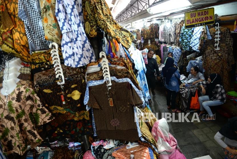 Pedagang batik melayani pembeli di los batik Pasar Beringharjo, Yogyakarta. Pemerintah diminta menjaga daya beli di tengah ketidakpastian global 