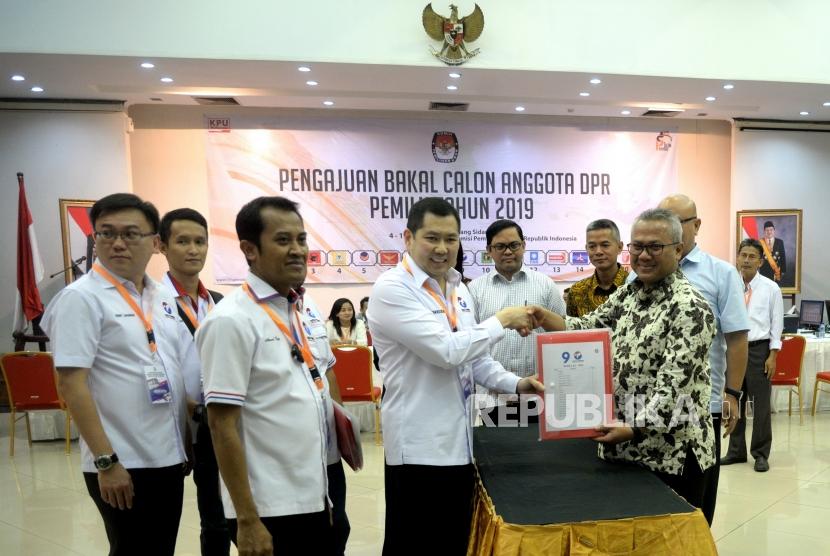 Pendaftan Caleg Pemilu. Ketua KPU Arief Budiman (kanan) menerima berkas pendaftaran Caleg Pemilu 2019 dari Ketua Umum Perindo Hari Tanoe Sudibyo di KPU, Jakarta, Selasa (17/7).