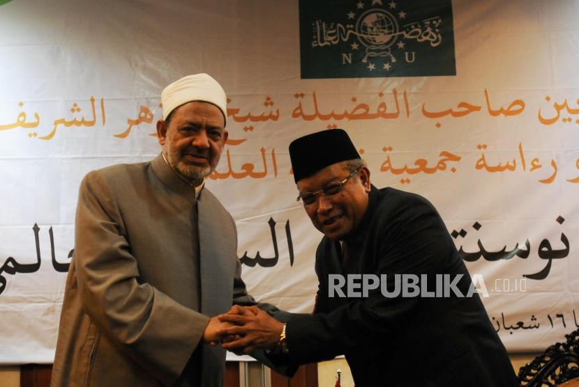 Grand Syeikh Al Azhar Ahmad Muhammad Ath-Thayyib (kiri) didampingi Ketua Umum PBNU KH. Said Aqil Siraj (kanan) bersalaman usai melakukan kunjungan ke Gedung PBNU, Jakarta, Rabu (2/5).